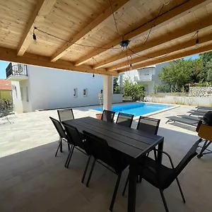  Apartment Maja
